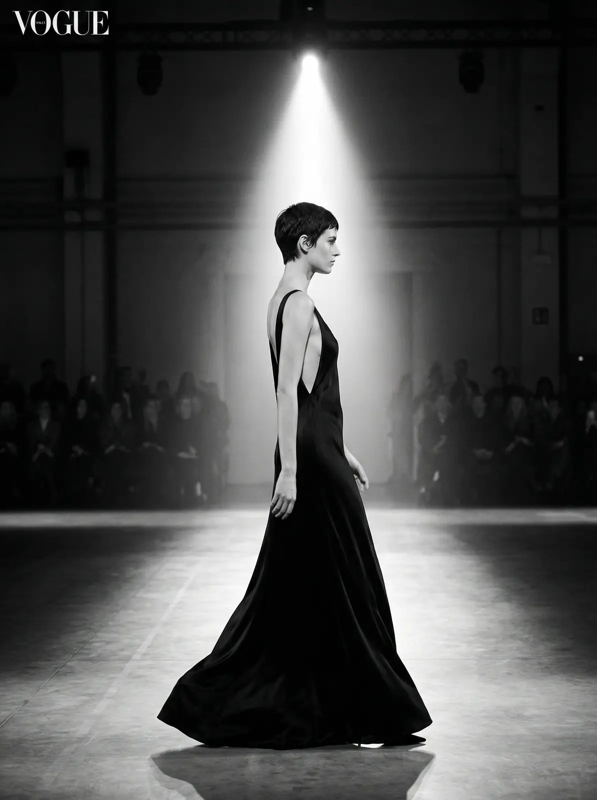 龙珠体育平台 极简黑色晚装秀场瞬间